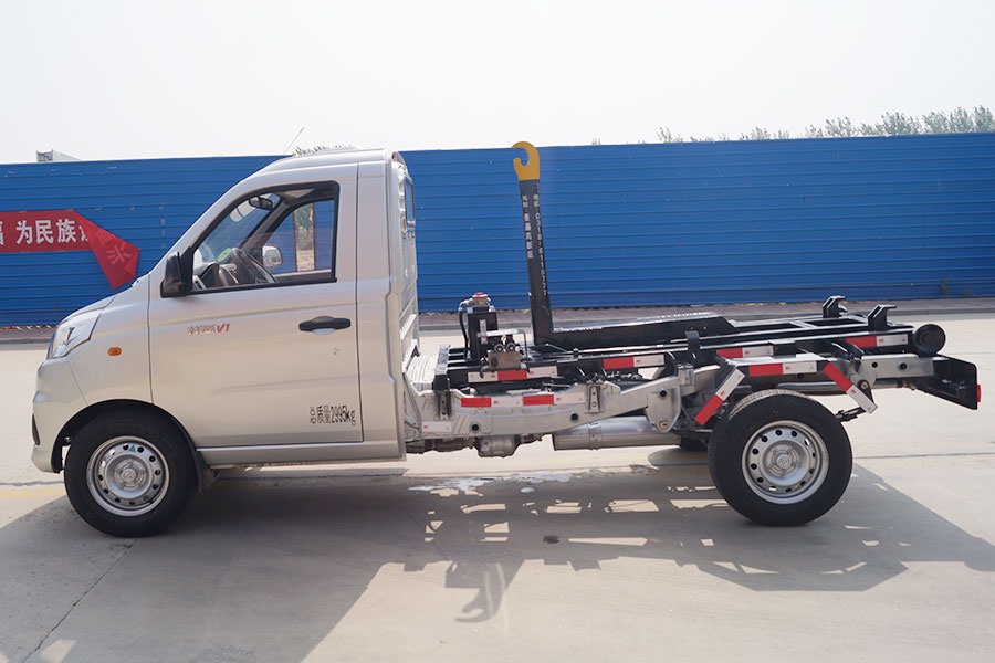 可卸式垃圾車(正左)